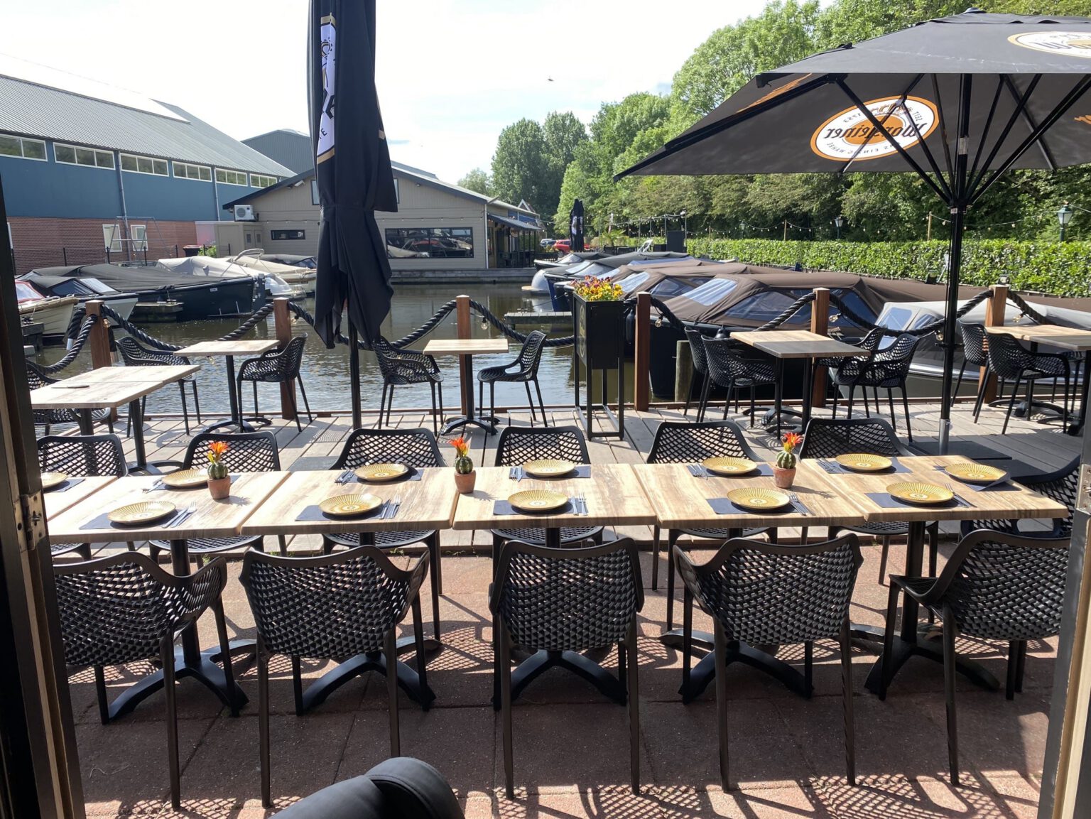Interieur van BREEZE met grote ramen en uitzicht over het water
